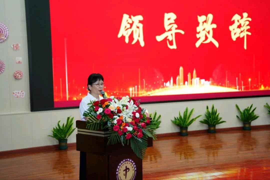 新都区中医医院举办庆祝五四青年节、5·12国际护士节表扬暨文艺汇演活动 资讯联播频道