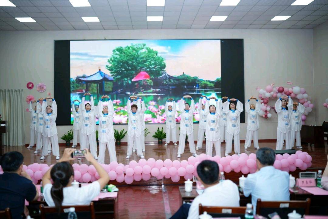 新都区中医医院举办庆祝五四青年节、5·12国际护士节表扬暨文艺汇演活动 资讯联播频道