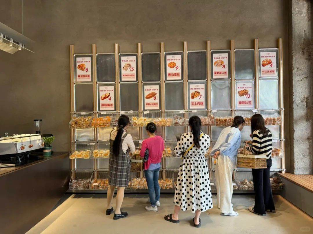 CRFE资讯：千平大店，面包4元起，又一品牌杀入低价烘焙赛道？