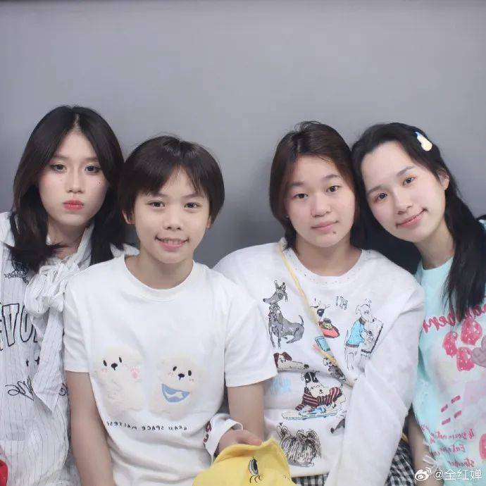 全红婵瘦了,晒与队友大头贴合照