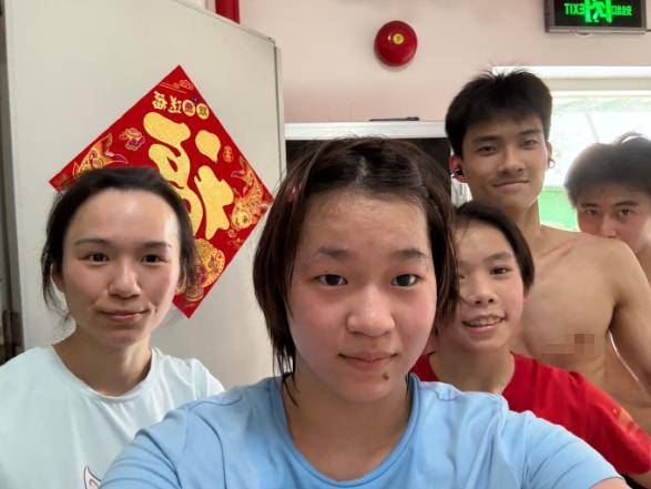 全红婵瘦了,晒与队友大头贴合照