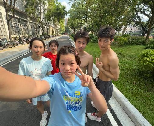 全红婵瘦了,晒与队友大头贴合照