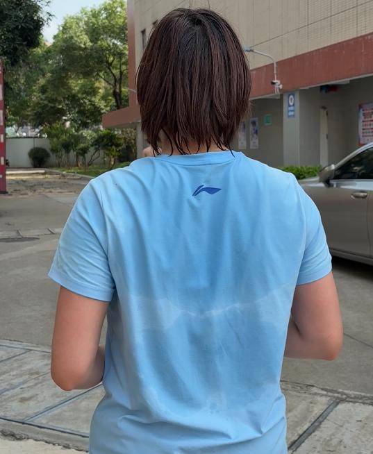 全红婵瘦了,晒与队友大头贴合照