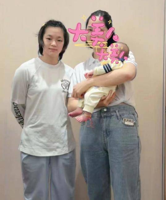 全红婵瘦了,晒与队友大头贴合照