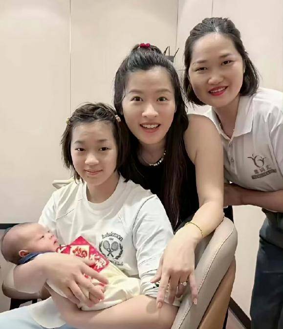 全红婵瘦了,晒与队友大头贴合照