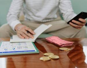 携程二季度净营业收入148亿元,获授权回购总值不超过50亿美元股票