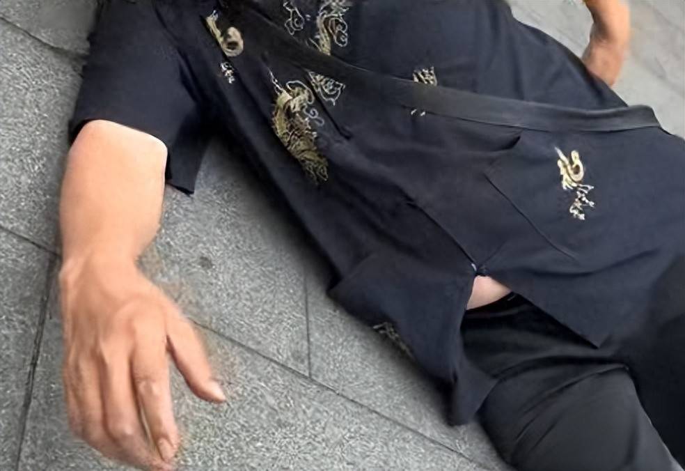成都两名女子好心帮助倒地男子，男子看到被拍视频后状态大变，还出言辱骂
