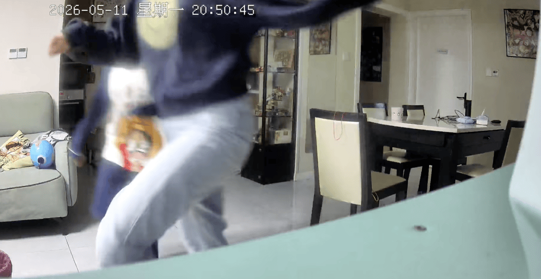 家中进蛇，上海女子吓到“跳舞”，丈夫拿纸巾就冲了过去！还有人在办公室发现1米长蛇蜕