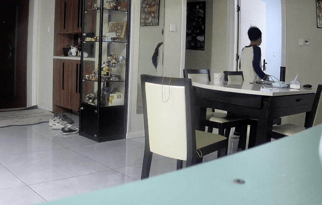 家中进蛇，上海女子吓到“跳舞”，丈夫拿纸巾就冲了过去！还有人在办公室发现1米长蛇蜕